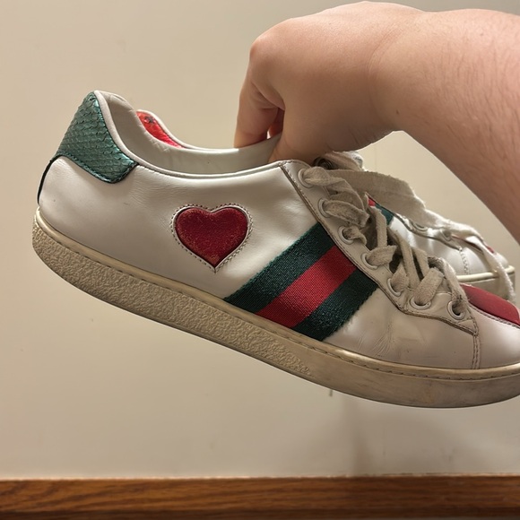 GUCCI Authentic Heart Leather Sneakers-Preloved - Picture 4 of 9